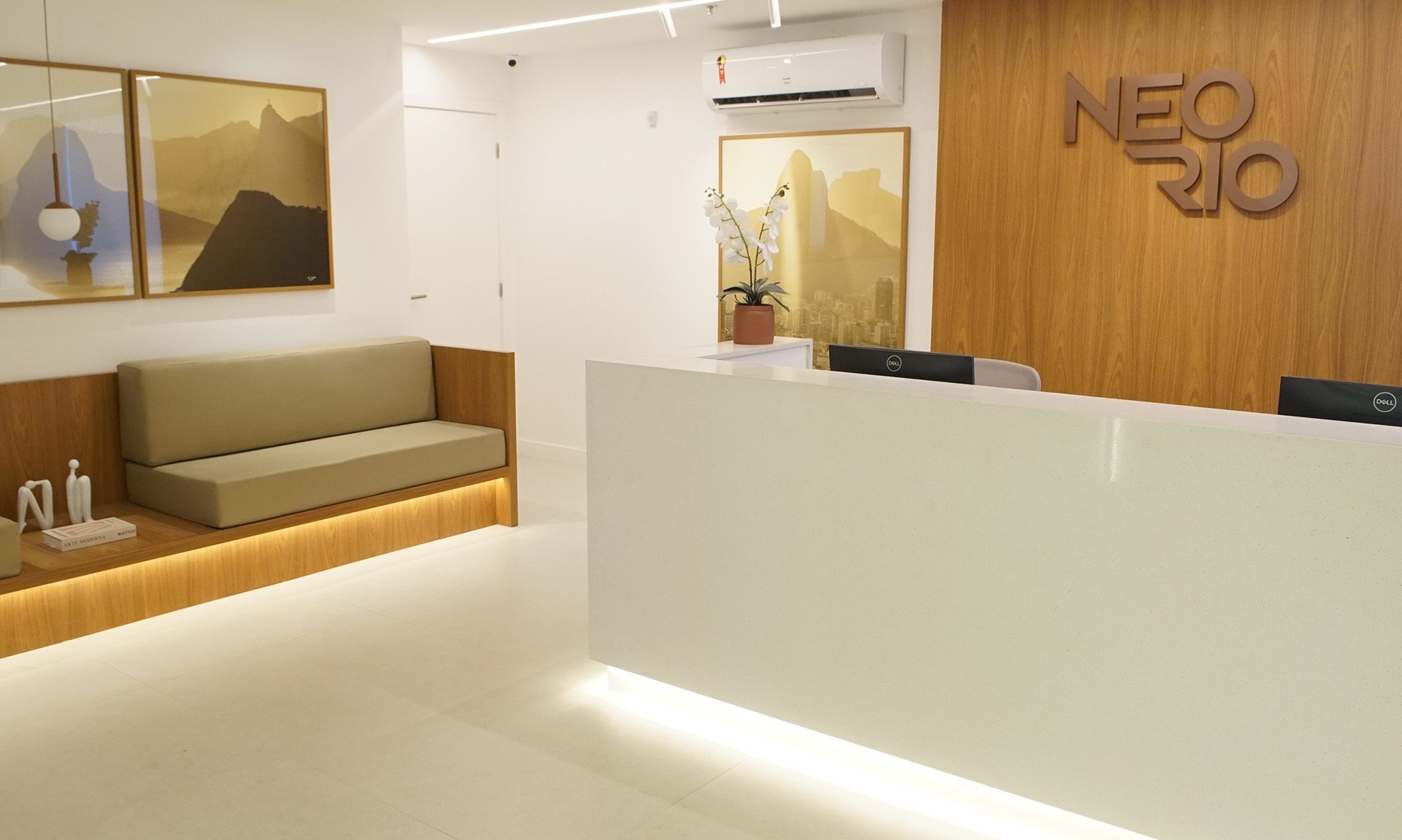 Interior do consultório com iluminação ambiente